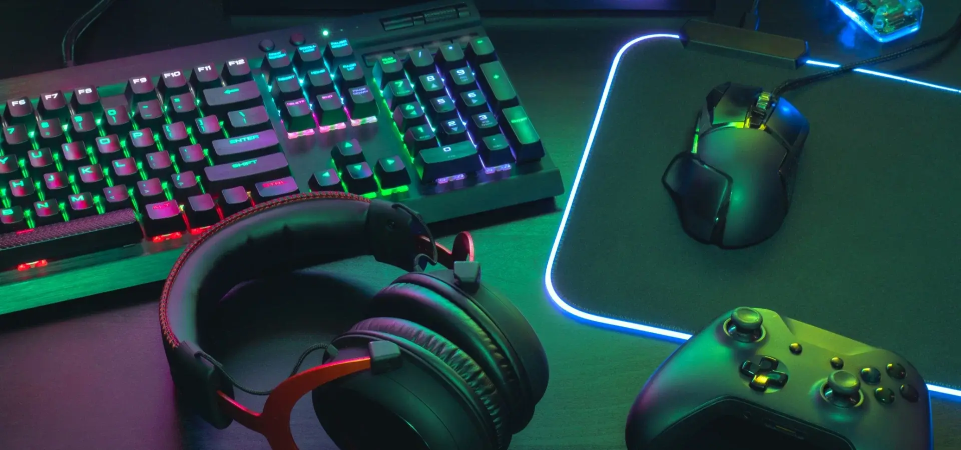 sprzęt gamingowy na biurku