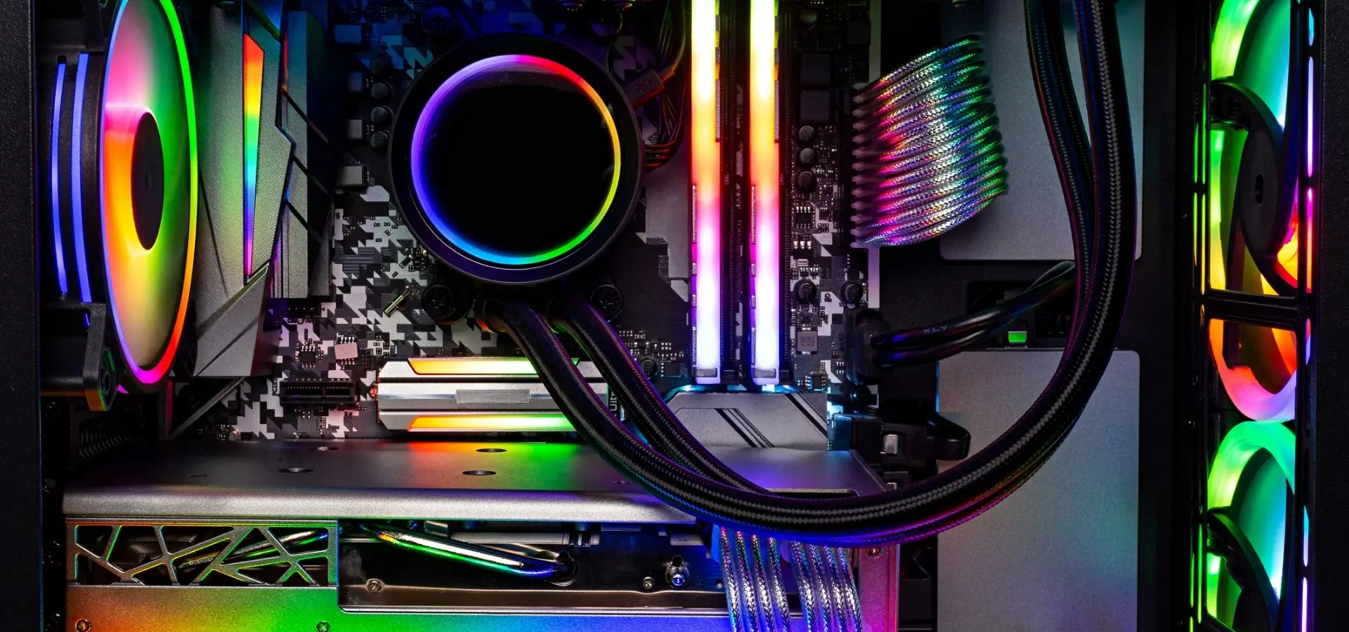 komputer stacjonarny z ledami